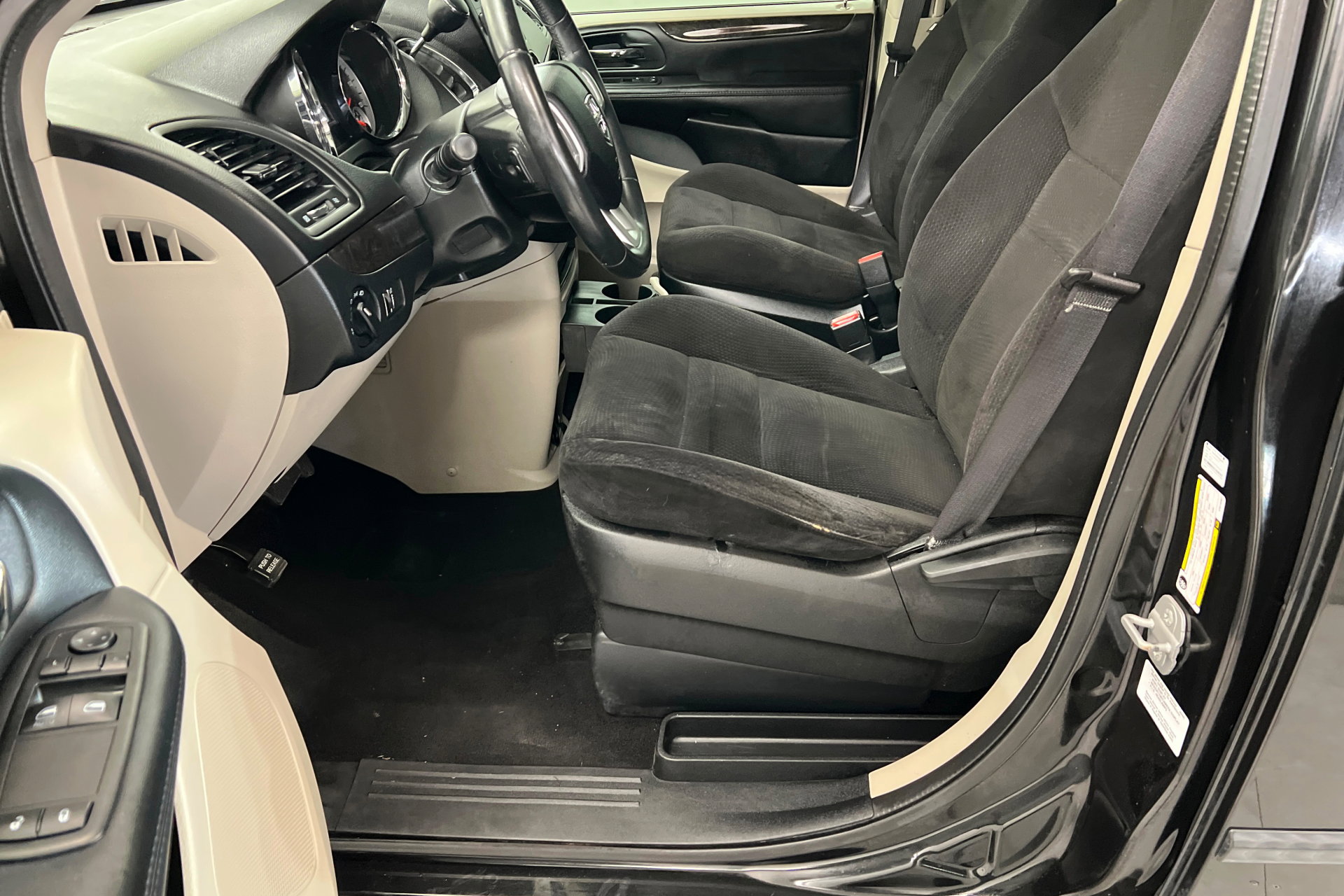 Used 2014 Dodge Grand Caravan American Value Package w/ UConnect Hands-Free Group image 17