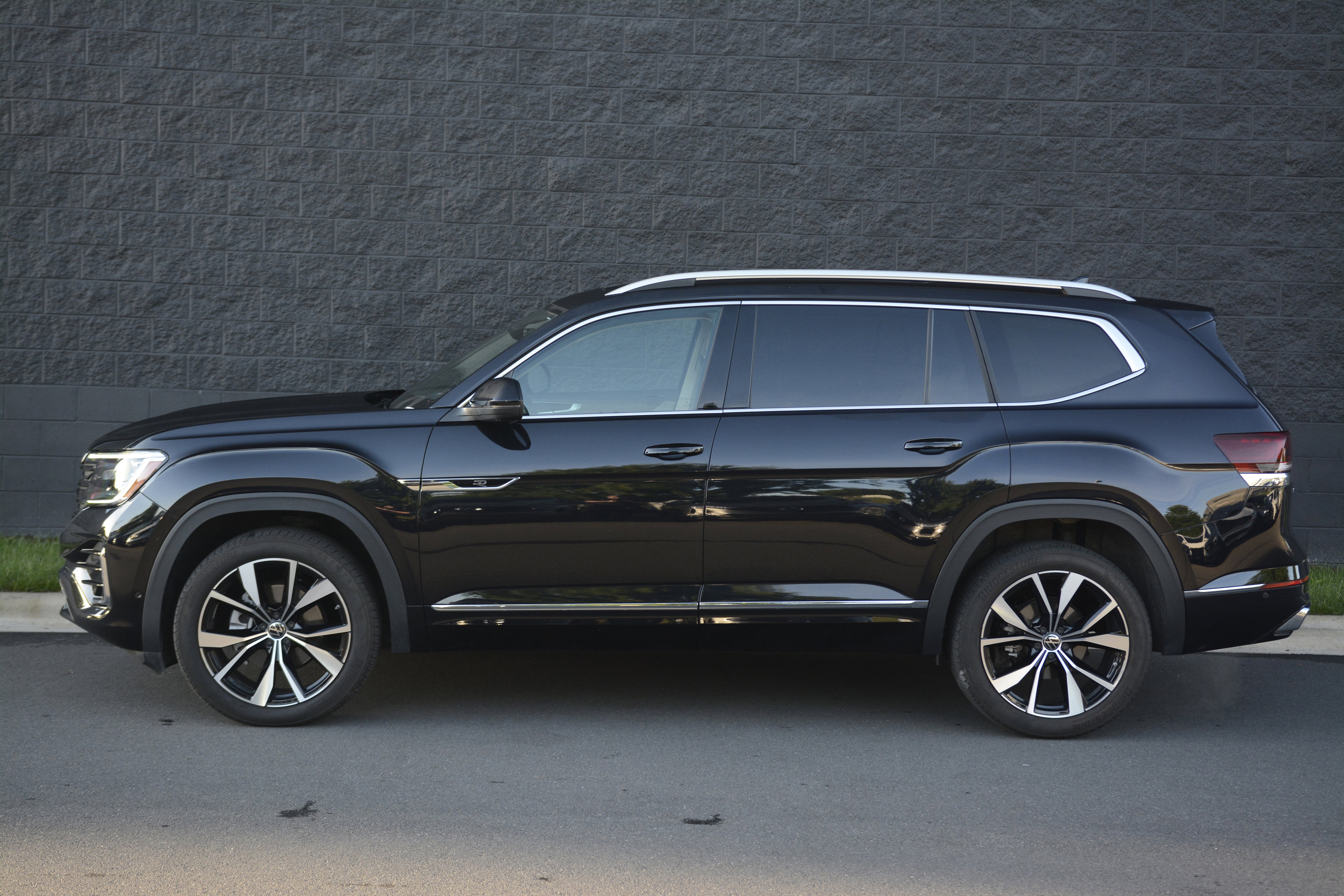 Used 2024 Volkswagen Atlas SEL Premium R-Line AWD/4WD image 2