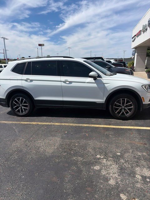 Used 2019 Volkswagen Tiguan SE w/ Panoramic Sunroof Package FWD image 2