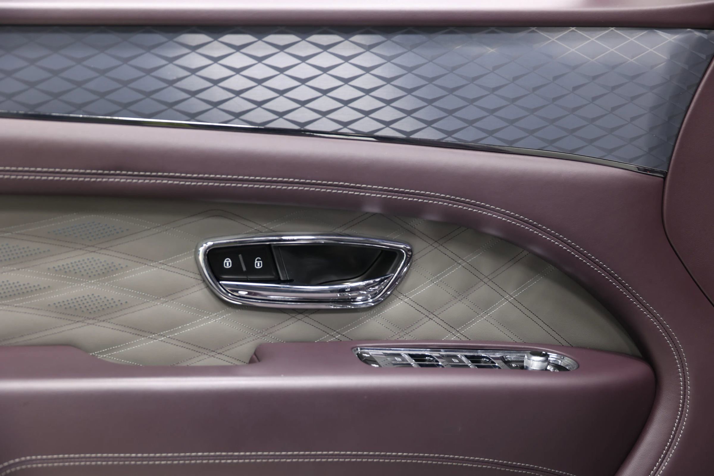 Used 2023 Bentley Bentayga Extended Wheelbase image 11