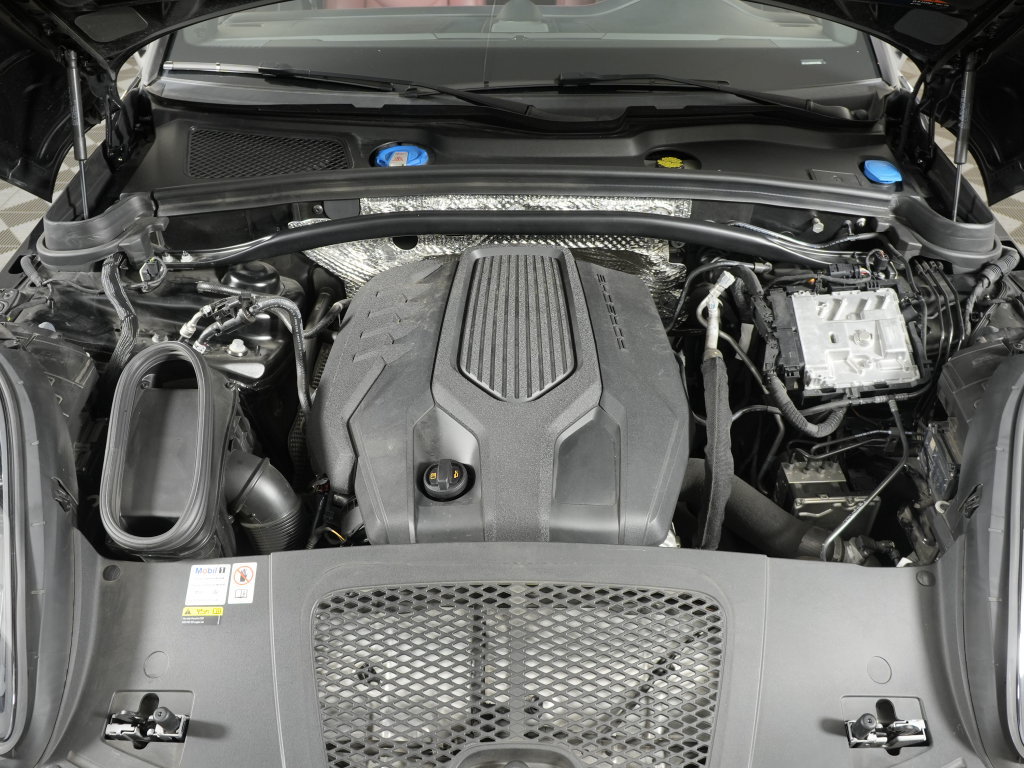 Certified 2023 Porsche Macan Turbo AWD/4WD image 41