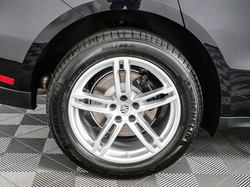 Certified 2026 Porsche Macan Turbo AWD/4WD image 39