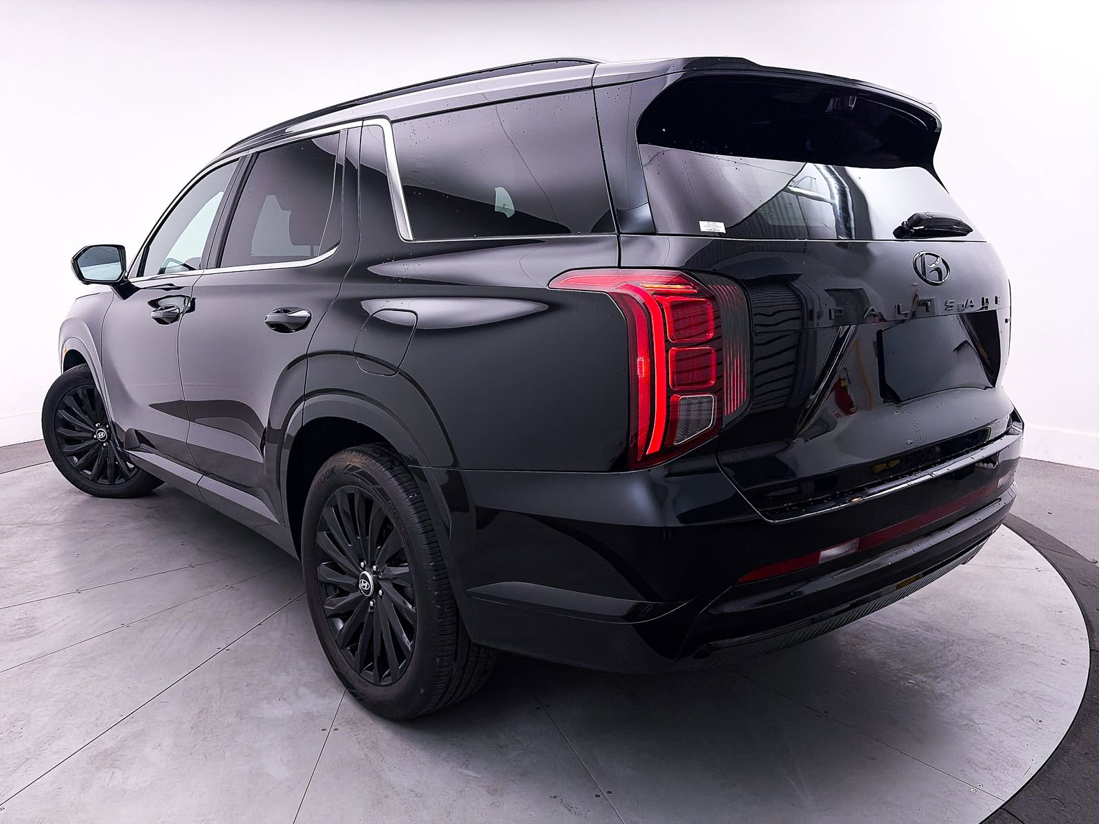 Used 2024 Hyundai Palisade Calligraphy image 2