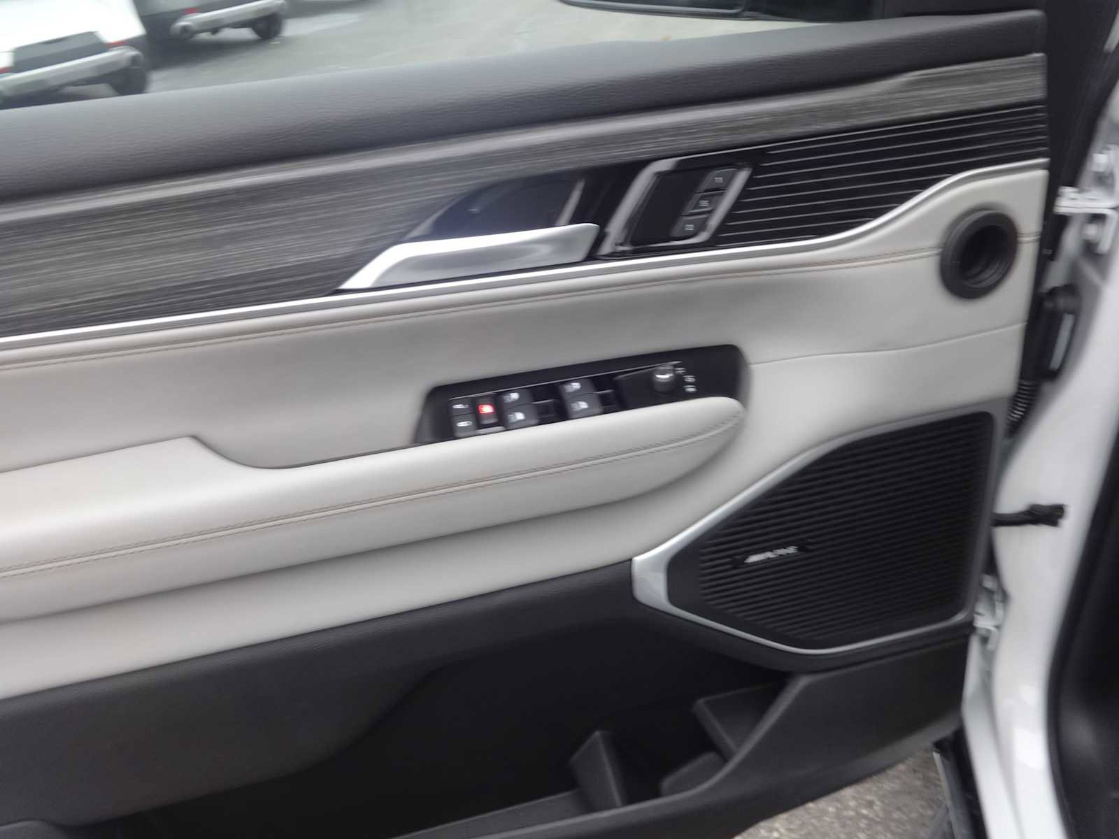 Used 2024 Jeep Wagoneer L Series II w/ Flexible Seating Group image 18