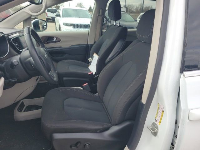 Used 2023 Chrysler Voyager LX image 16