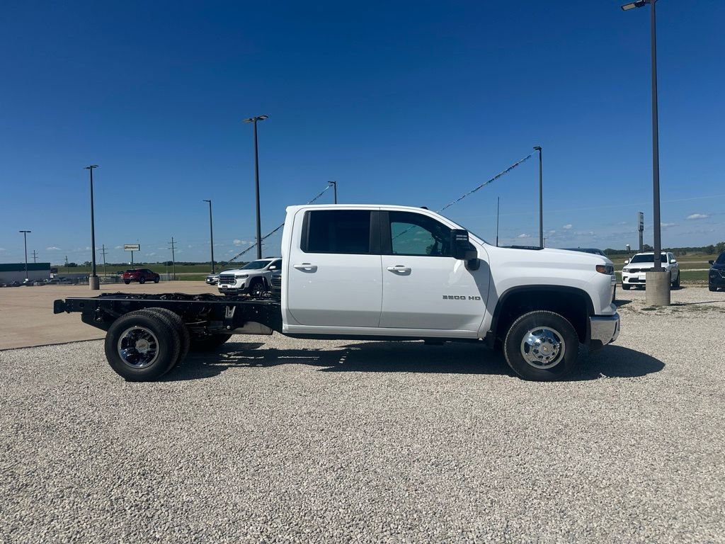 New 2026 Chevrolet Silverado 3500 LT image 2