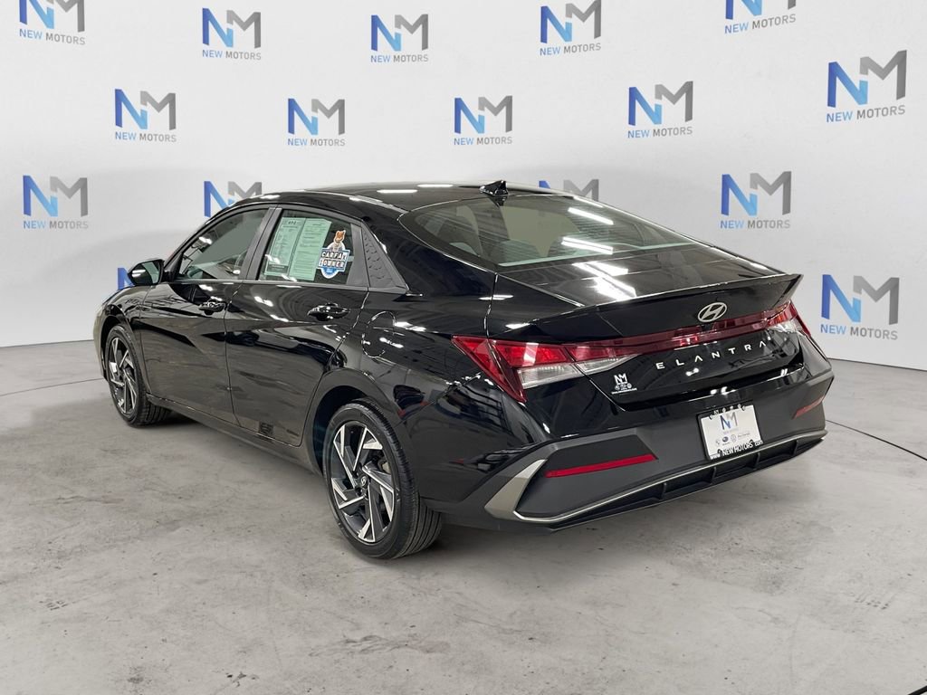 Used 2025 Hyundai Elantra Sport FWD image 3
