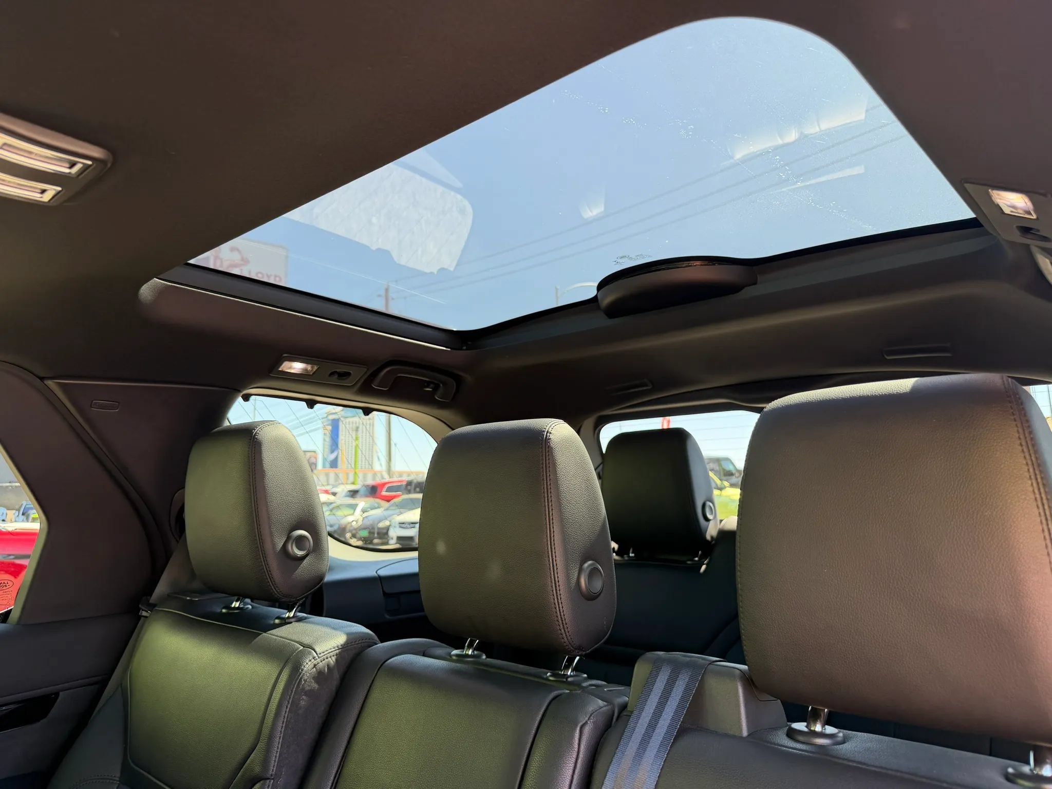 Used 2017 Land Rover Discovery SE AWD/4WD image 16