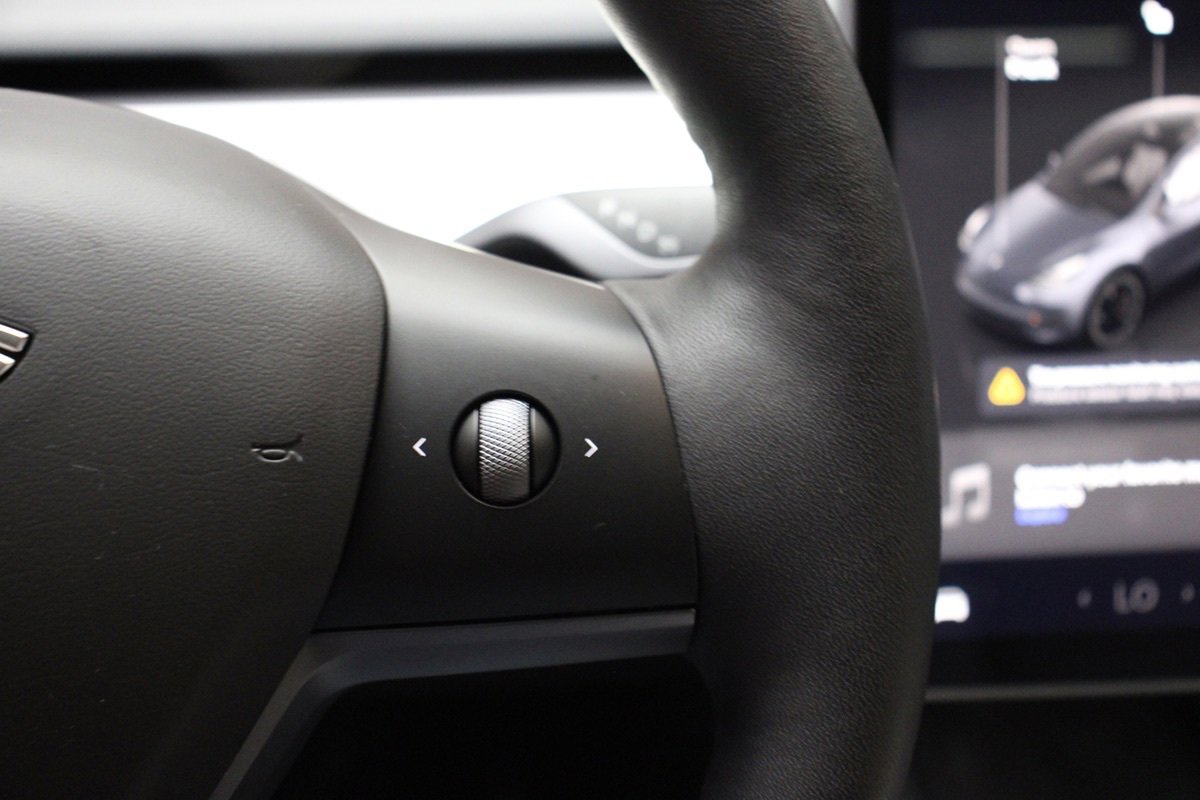 Used 2023 Tesla Model Y Performance image 43