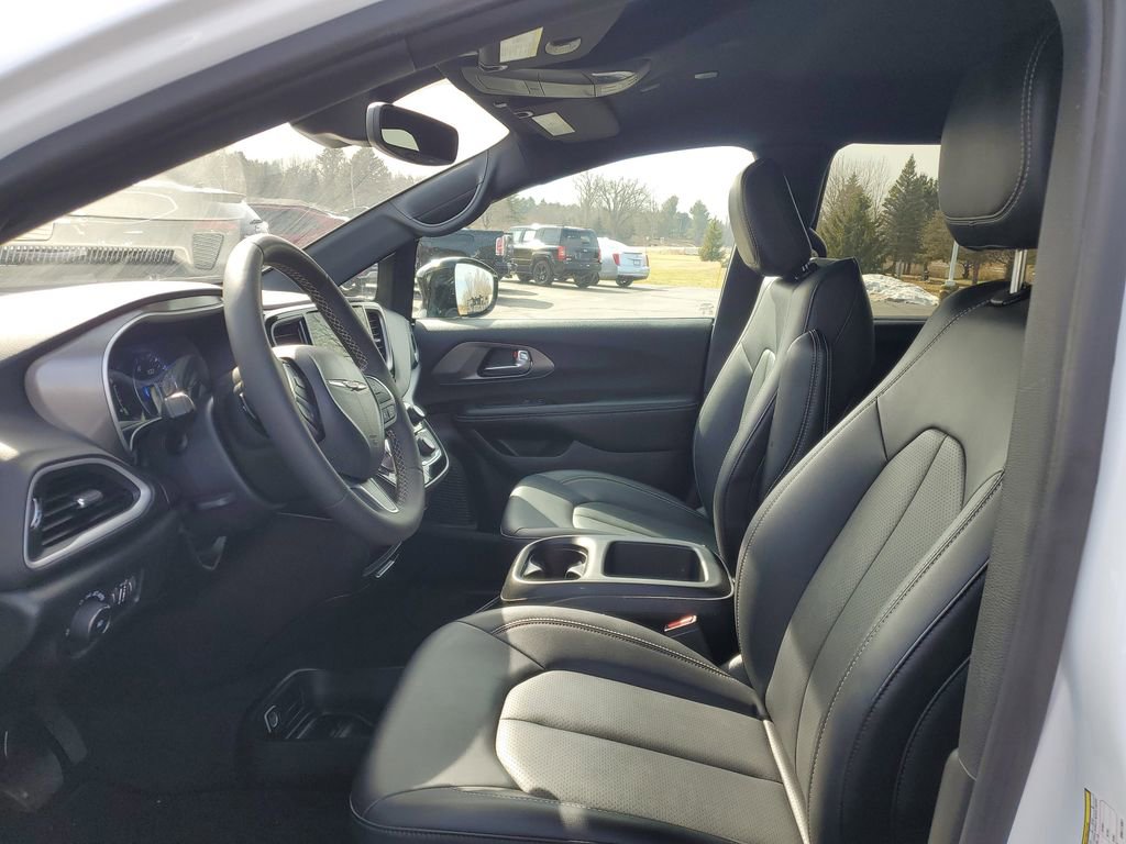 Used 2025 Chrysler Pacifica Select image 8