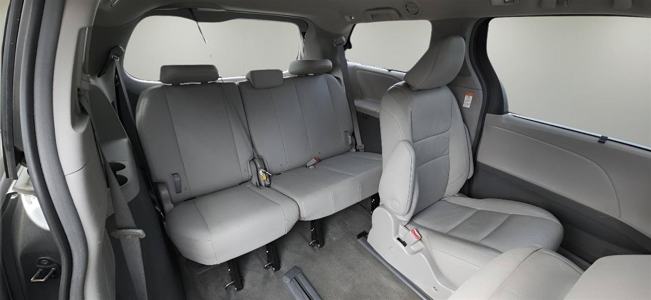 Used 2017 Toyota Sienna XLE w/ XLE Navigation Package AWD/4WD image 33