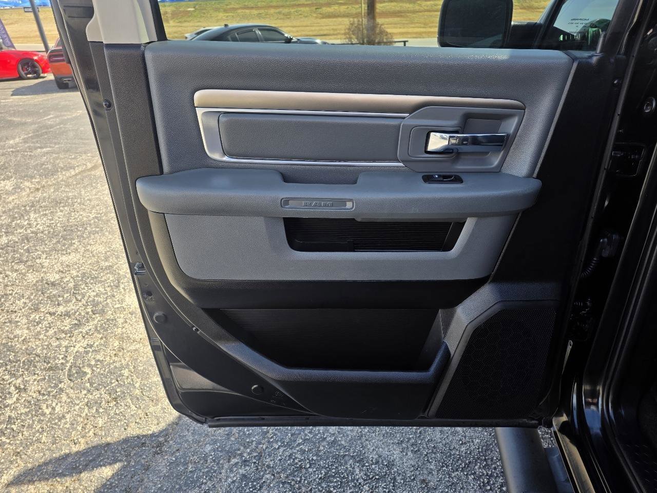 Used 2018 RAM 1500 SLT image 12