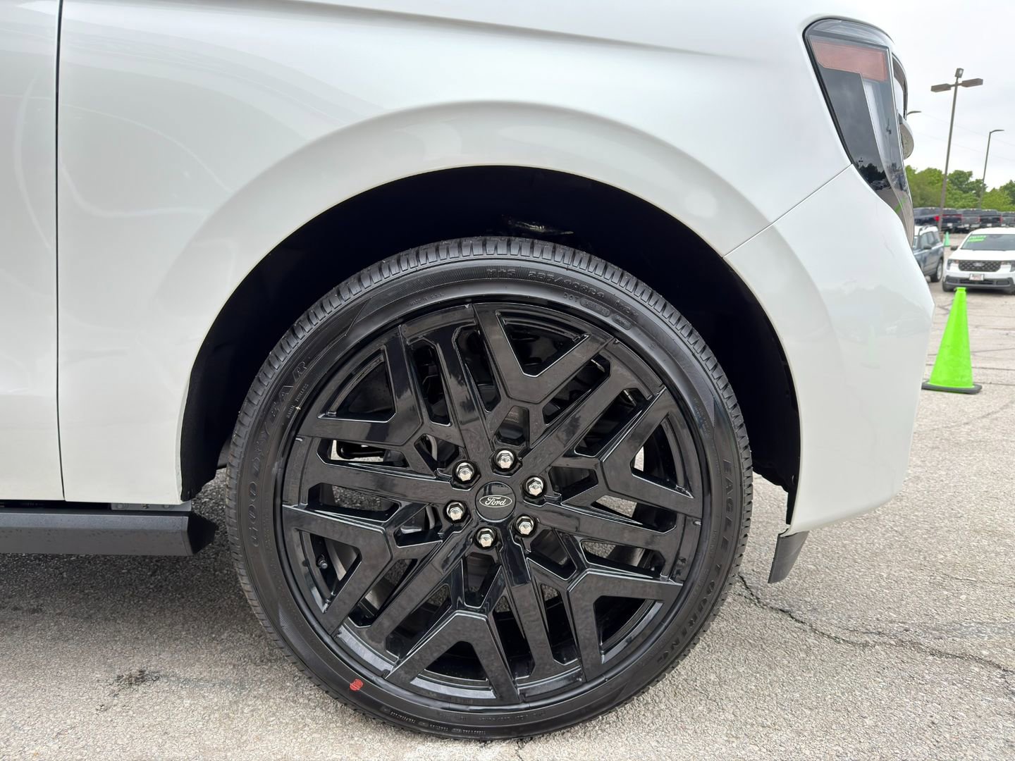 New 2026 Ford Expedition Platinum w/ Stealth Performance Package AWD/4WD image 9