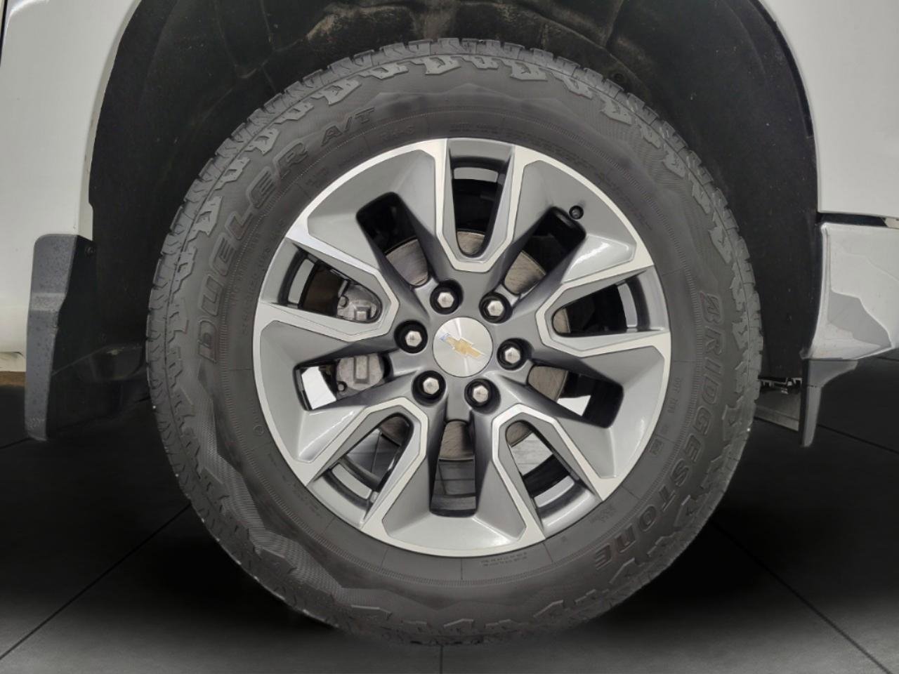 Used 2024 Chevrolet Silverado 1500 LT AWD/4WD image 3