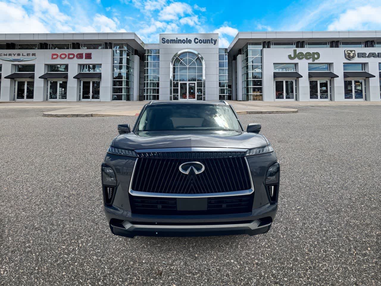 Used 2025 INFINITI QX80 Luxe RWD image 3