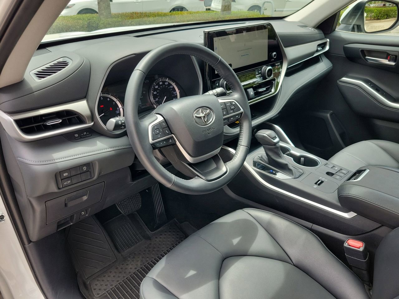Used 2025 Toyota Highlander XLE FWD image 16