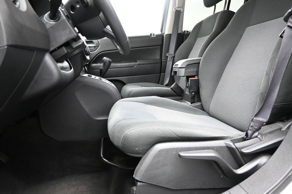 Used 2015 Jeep Patriot Latitude FWD image 14