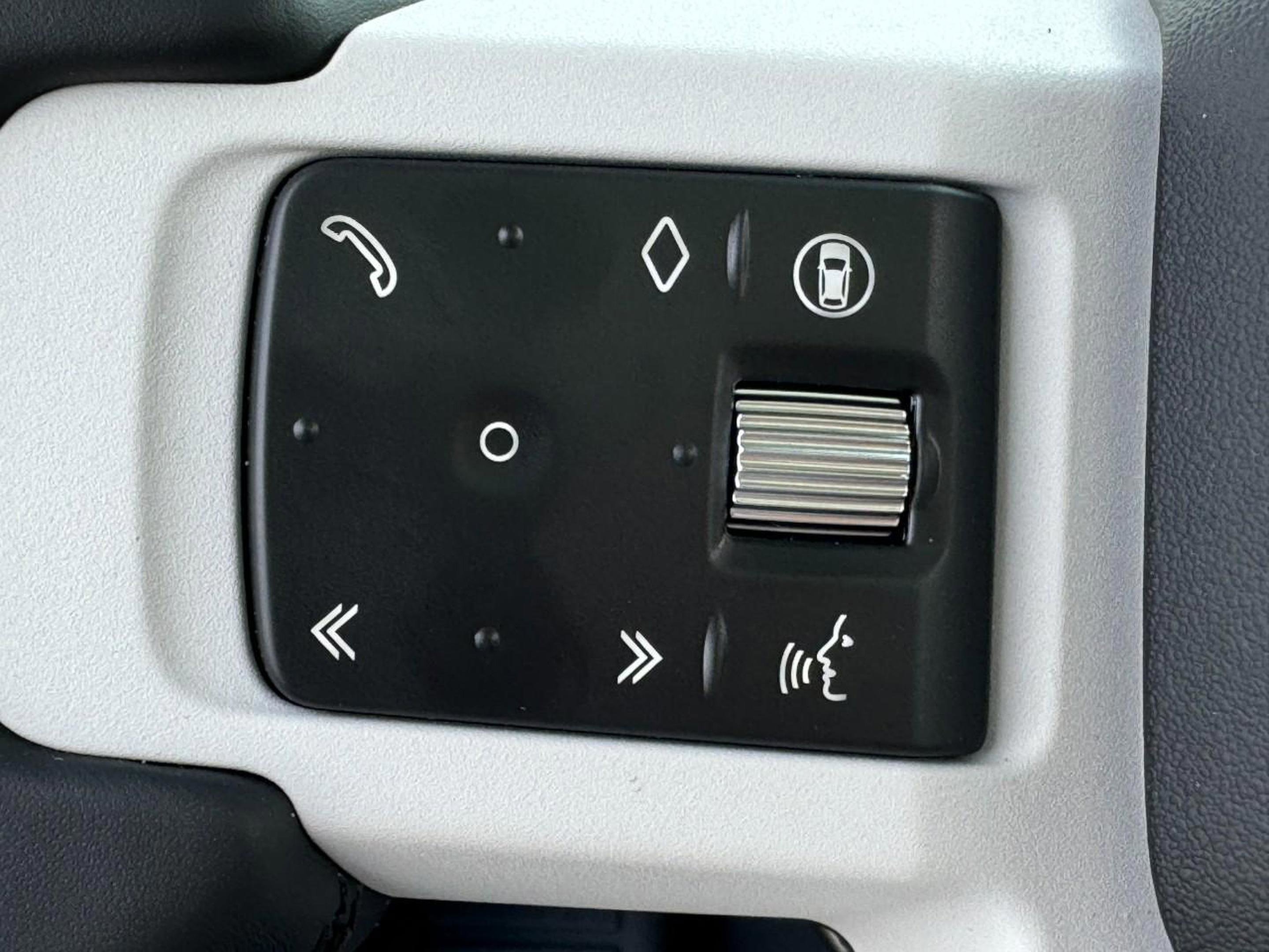 Certified 2025 Land Rover Defender 130 X-Dynamic SE image 32