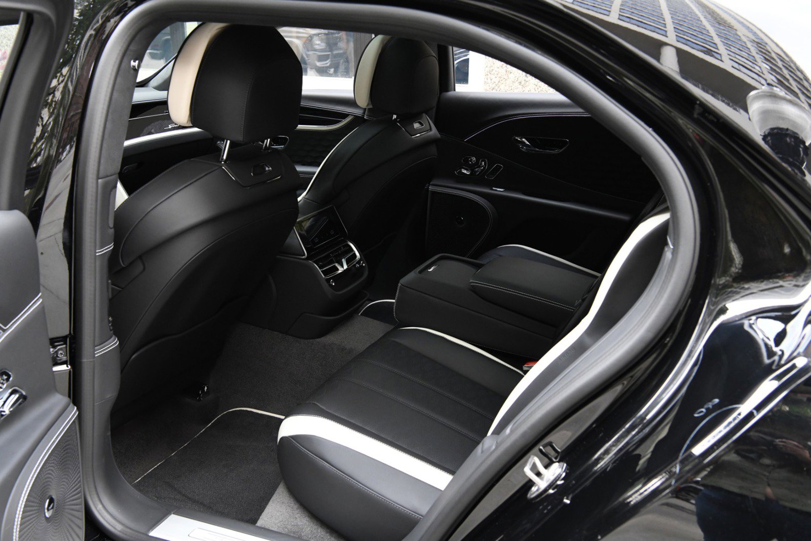 New 2025 Bentley Flying Spur Plug-In Hybrid image 9