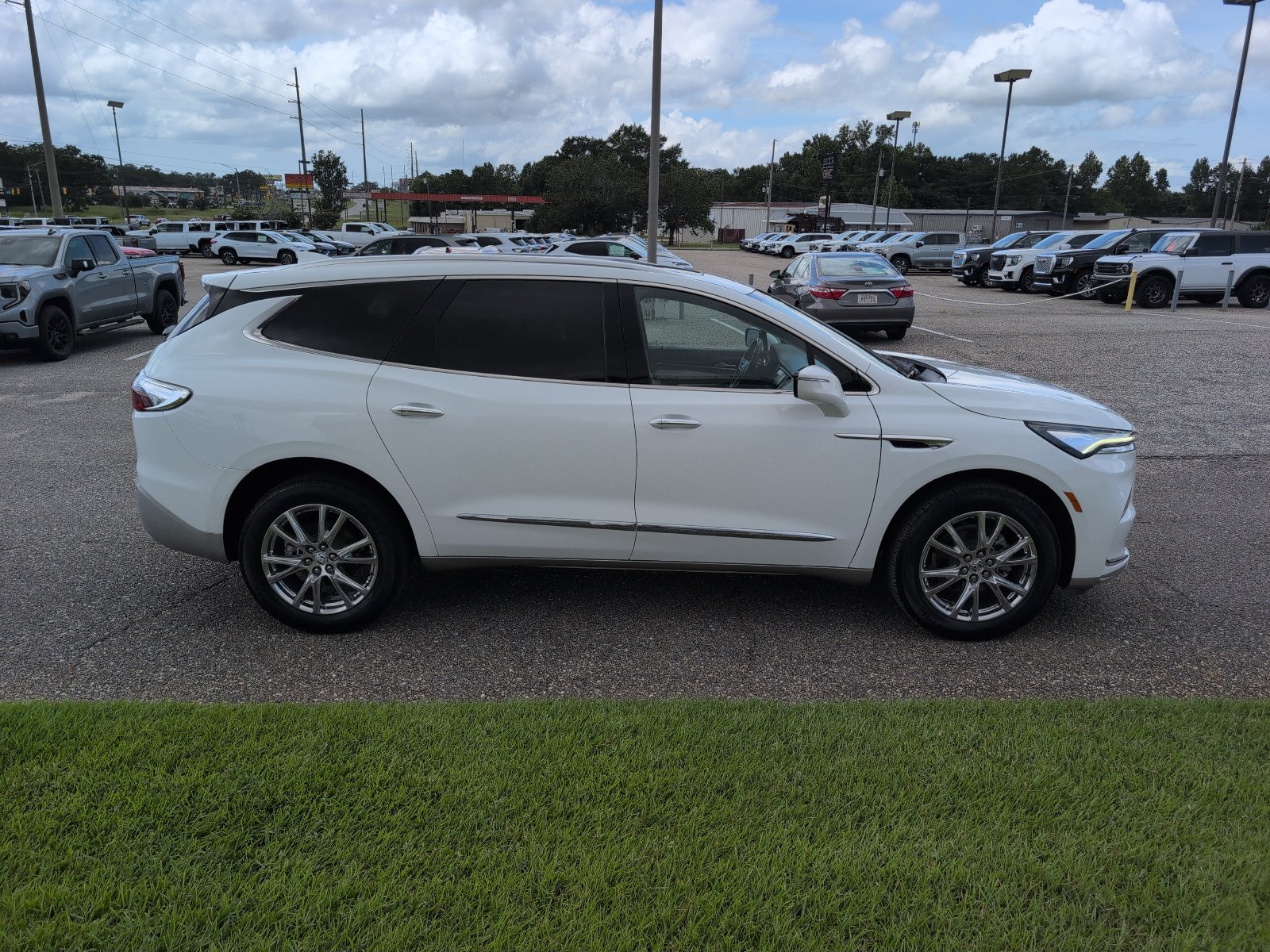 Used 2023 Buick Enclave Essence w/ Experience Buick Package FWD image 5
