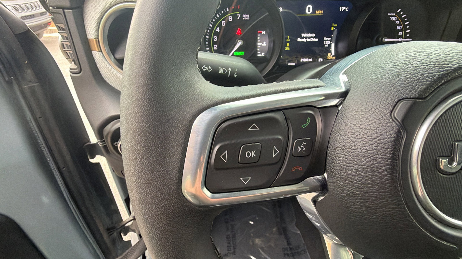 Used 2025 Jeep Wrangler Unlimited Sahara AWD/4WD image 27