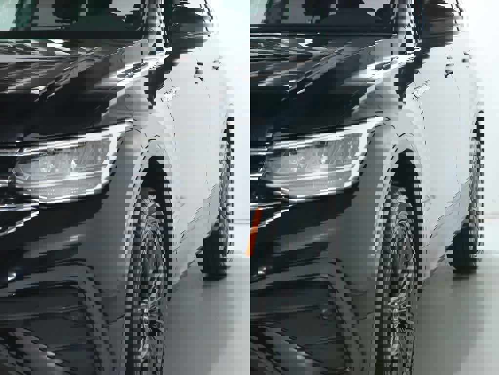 Certified 2022 Volkswagen Tiguan SE w/ Panoramic Sunroof Package image 4