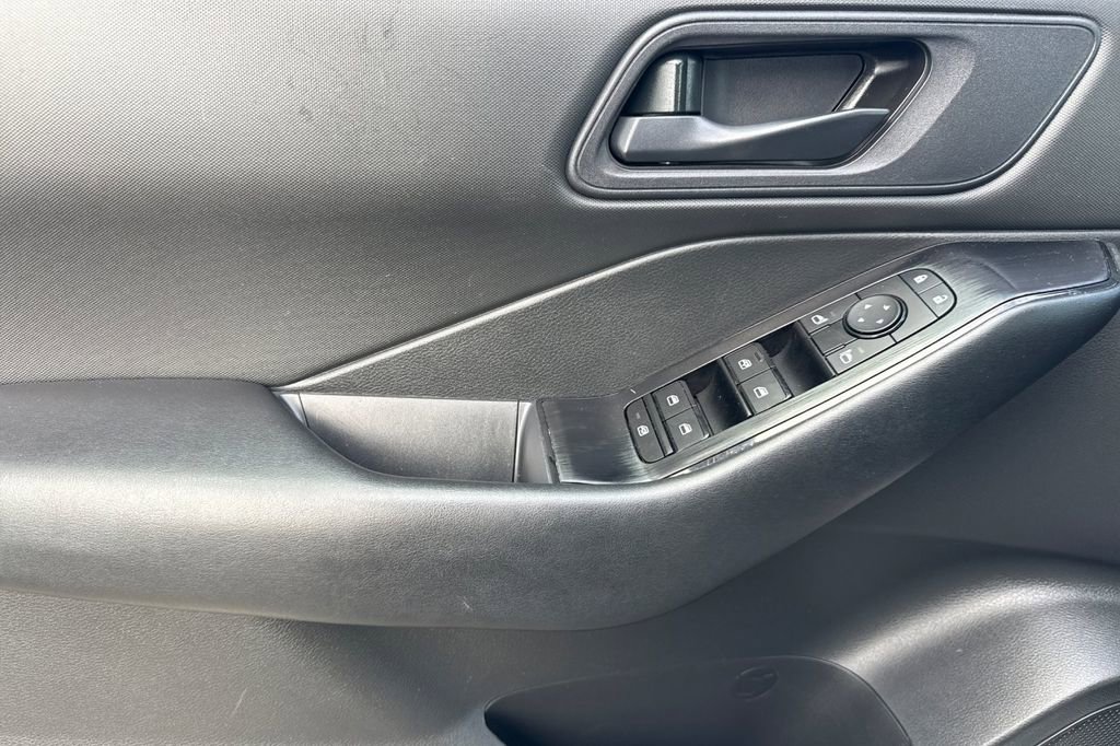 Used 2024 Nissan Rogue S image 11