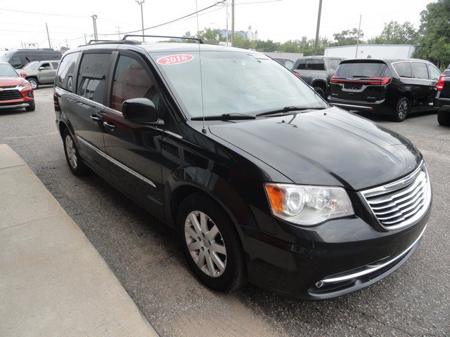 Used 2016 Chrysler Town & Country Touring FWD image 3