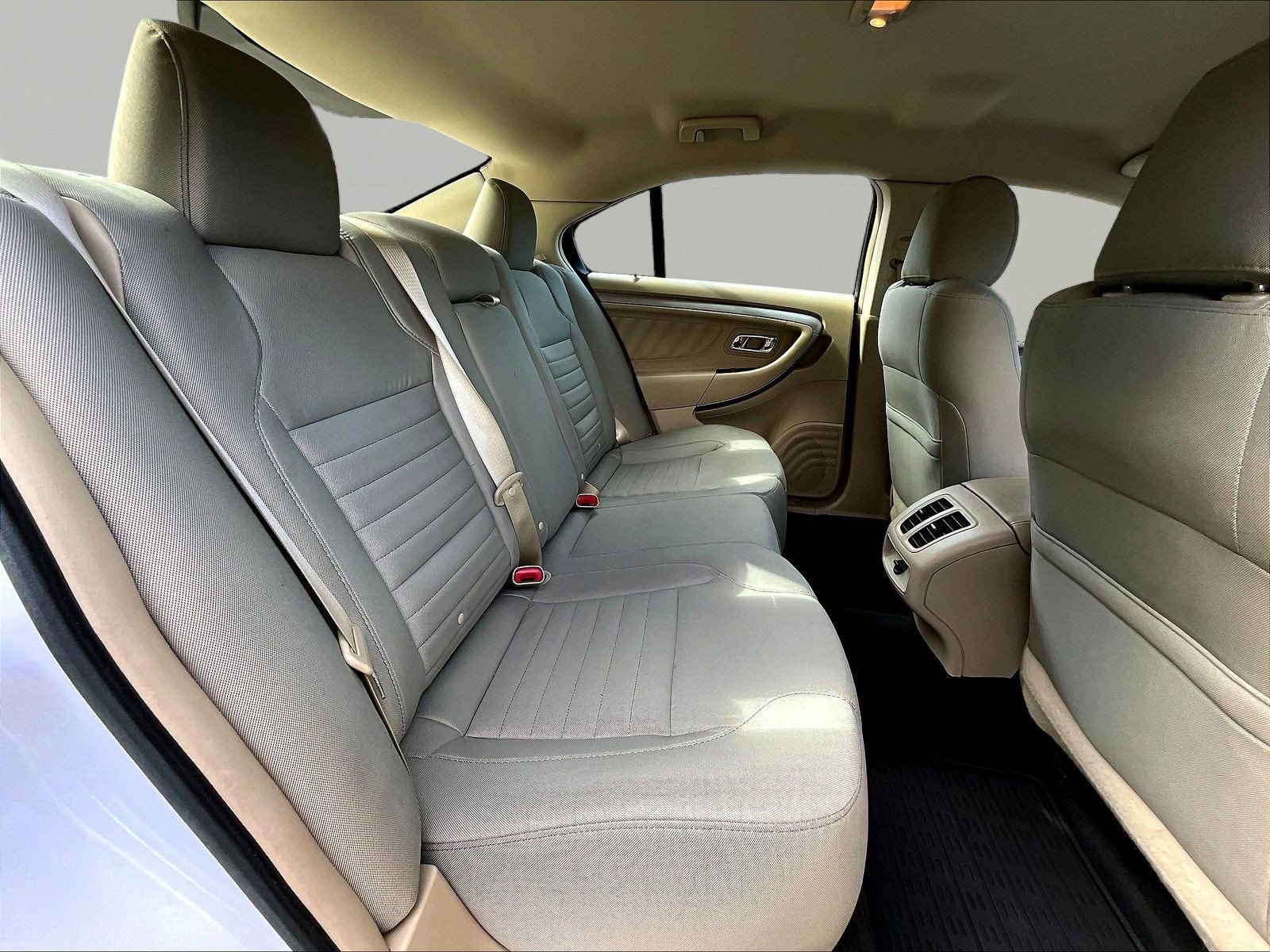 Used 2016 Ford Taurus SE FWD image 25