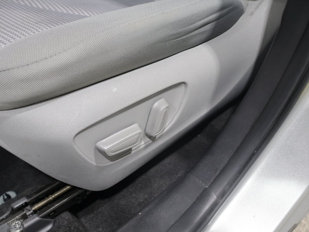 Used 2024 Toyota Highlander LE AWD/4WD image 12