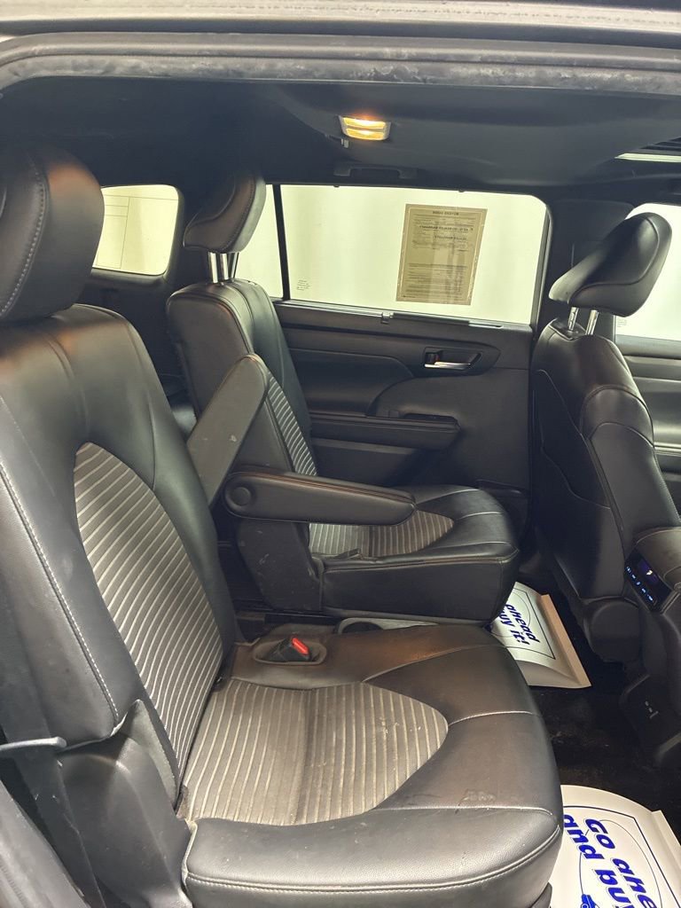Used 2022 Toyota Highlander XSE AWD/4WD image 27
