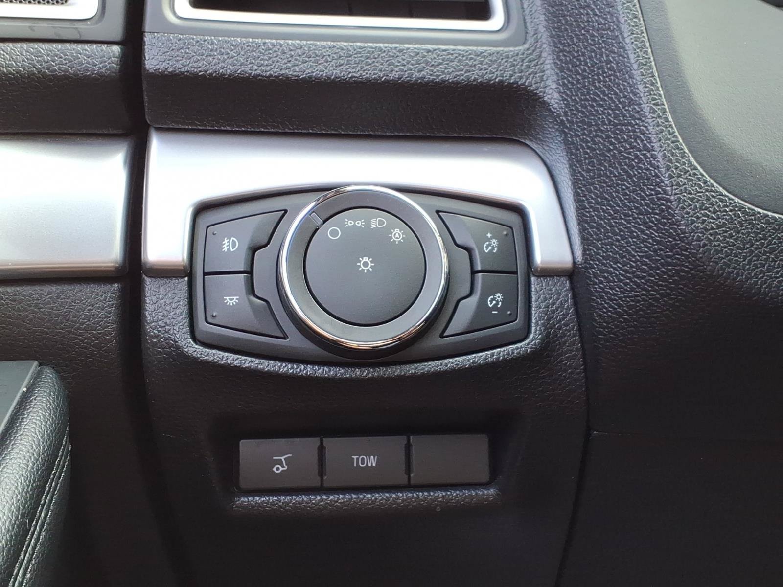 Used 2017 Ford Explorer XLT w/ Equipment Group 202A AWD/4WD image 31