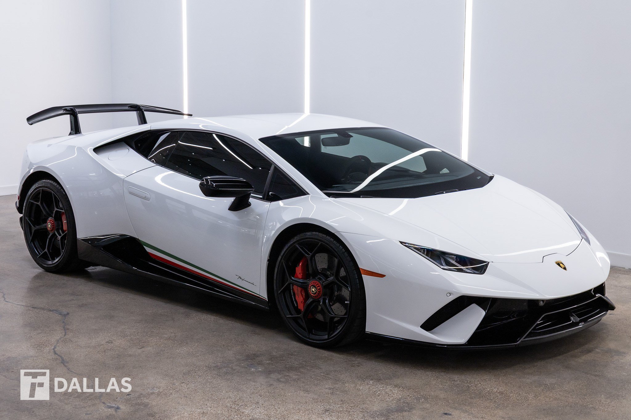 Used 2018 Lamborghini Huracan Performante AWD/4WD image 16
