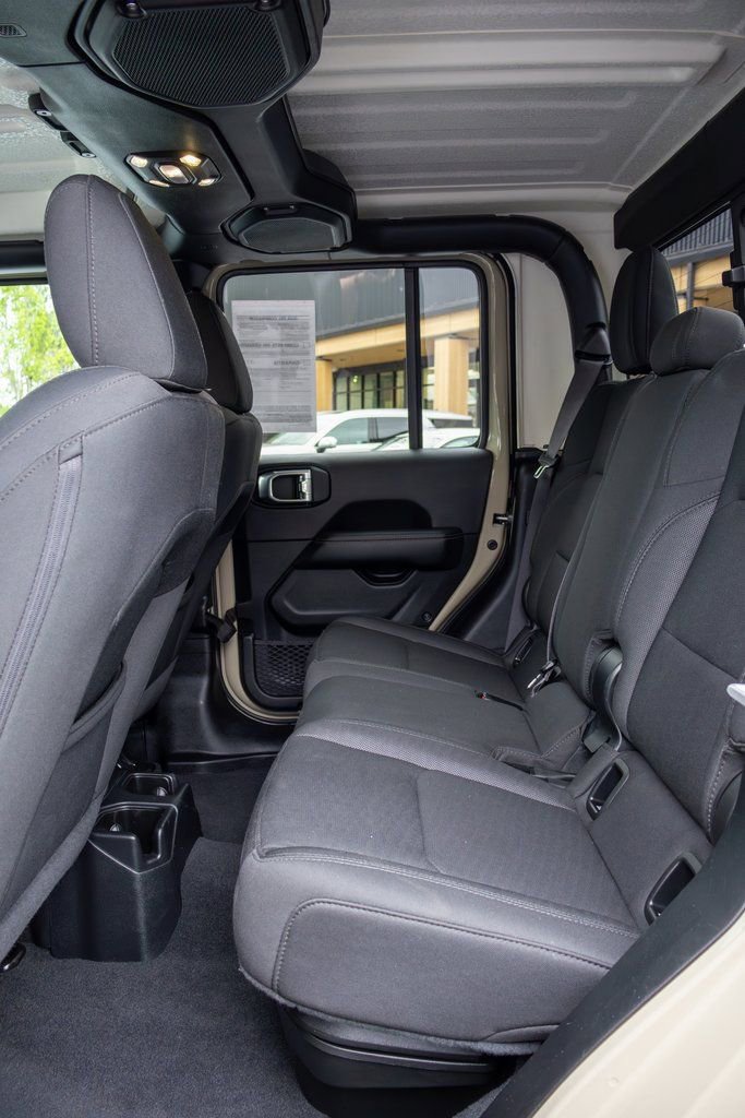 Used 2020 Jeep Gladiator Overland image 14