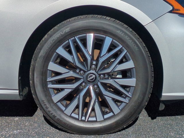 Used 2024 Nissan Altima 2.5 SV image 10