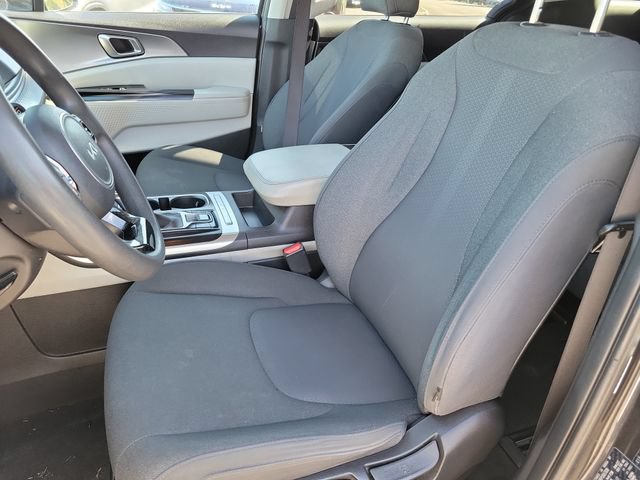 Used 2023 Kia Carnival LX FWD image 11