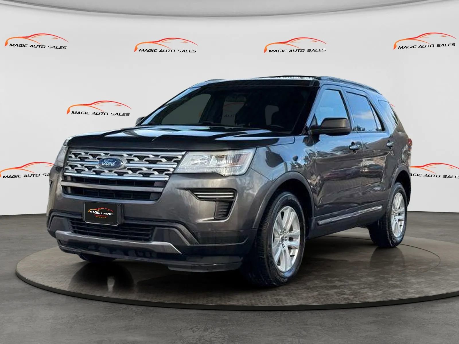 Used 2019 Ford Explorer XLT image 2