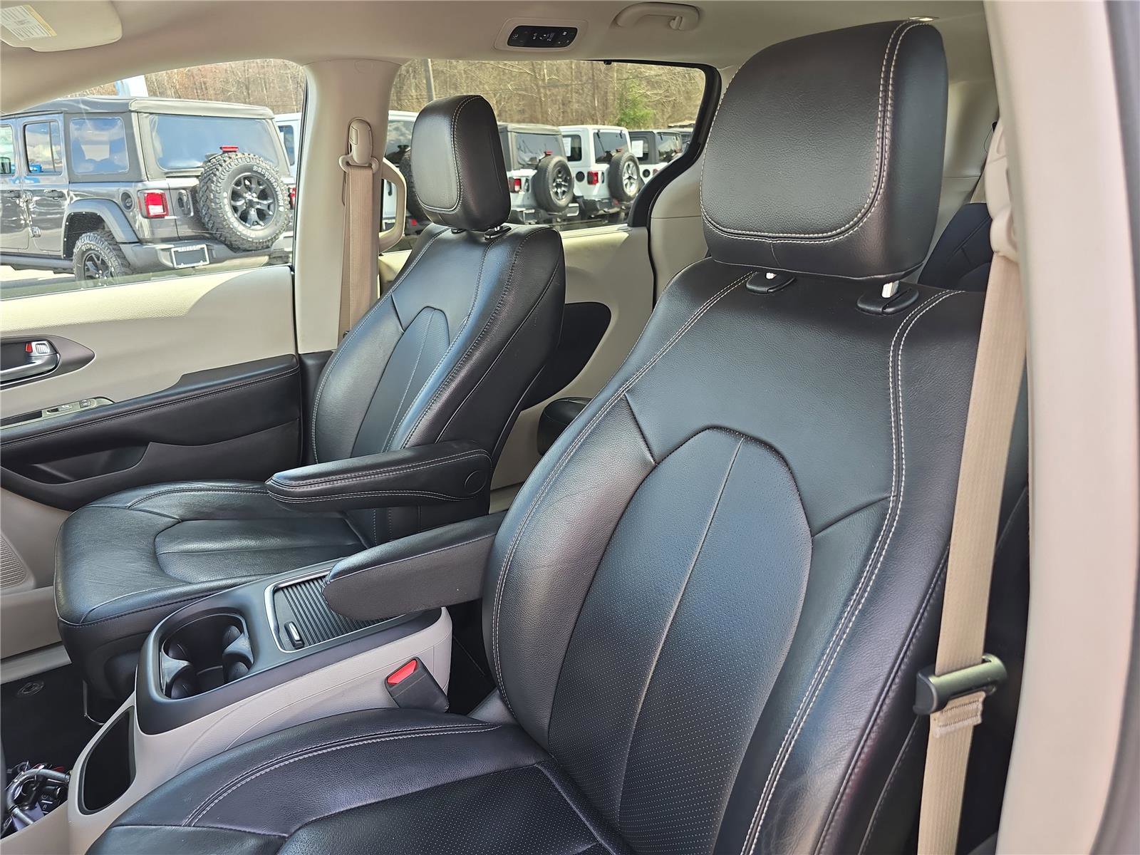 Used 2022 Chrysler Pacifica Touring-L image 20