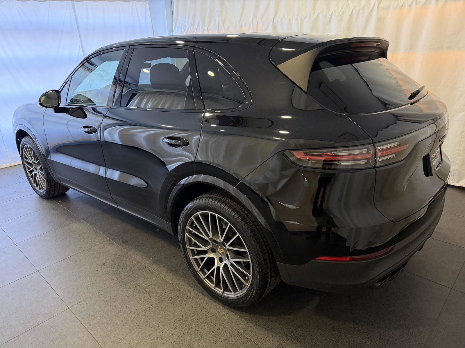Certified 2022 Porsche Cayenne Platinum Edition image 3
