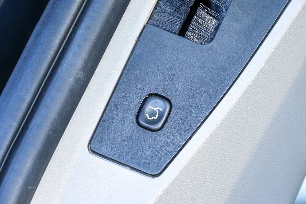 Used 2014 Chrysler Town & Country Touring FWD image 12