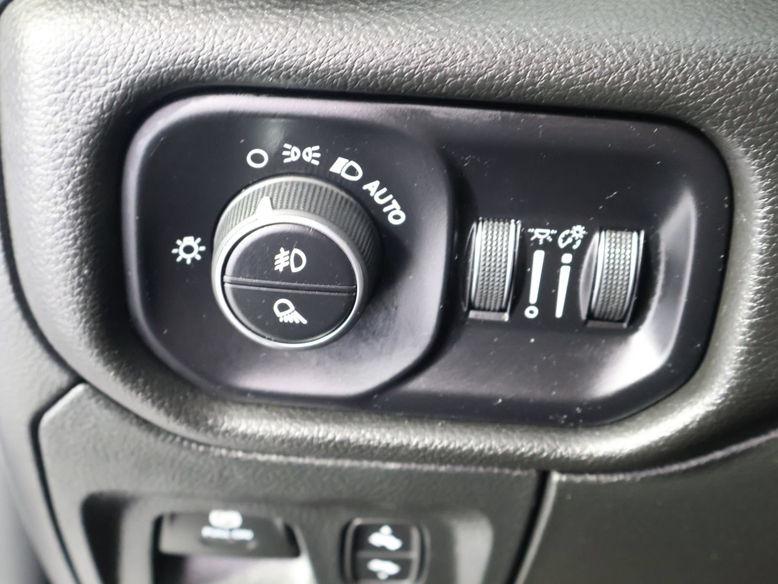 Used 2024 RAM 1500 Laramie AWD/4WD image 34
