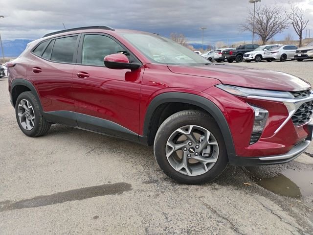 Used 2024 Chevrolet Trax LT w/ LT Convenience Package image 4