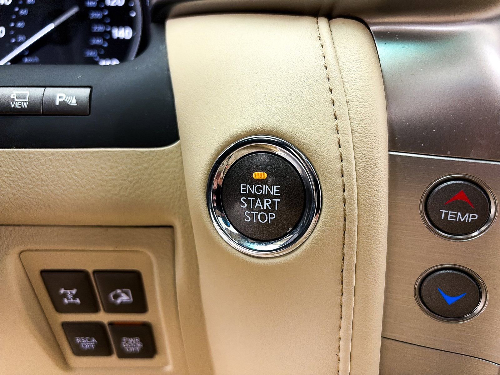 Used 2013 Lexus LX 570 4WD w/ Luxury Pkg w/Pre-crash image 19