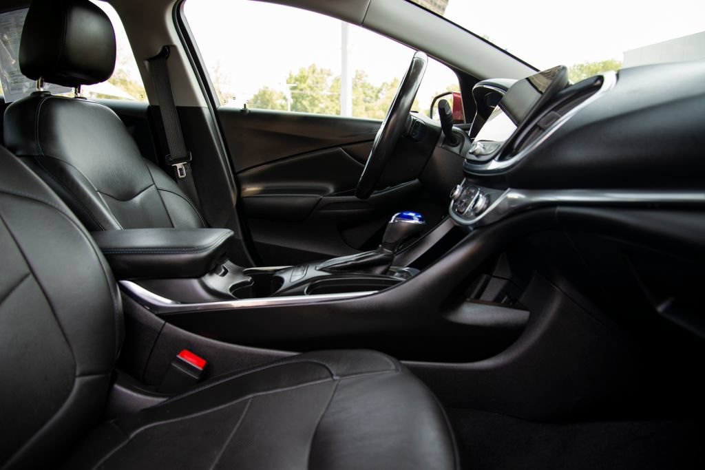 Used 2018 Chevrolet Volt Premier w/ Driver Confidence Package FWD image 17