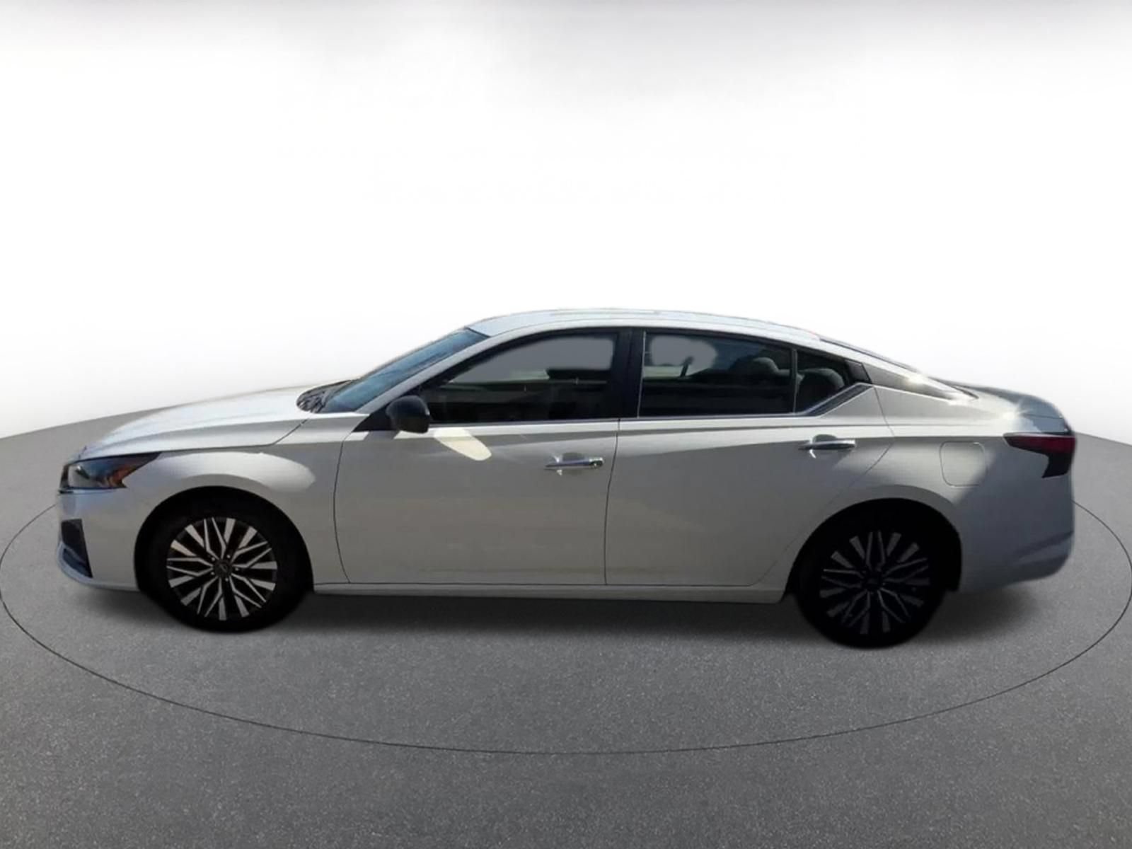 Used 2025 Nissan Altima 2.5 SV FWD image 10