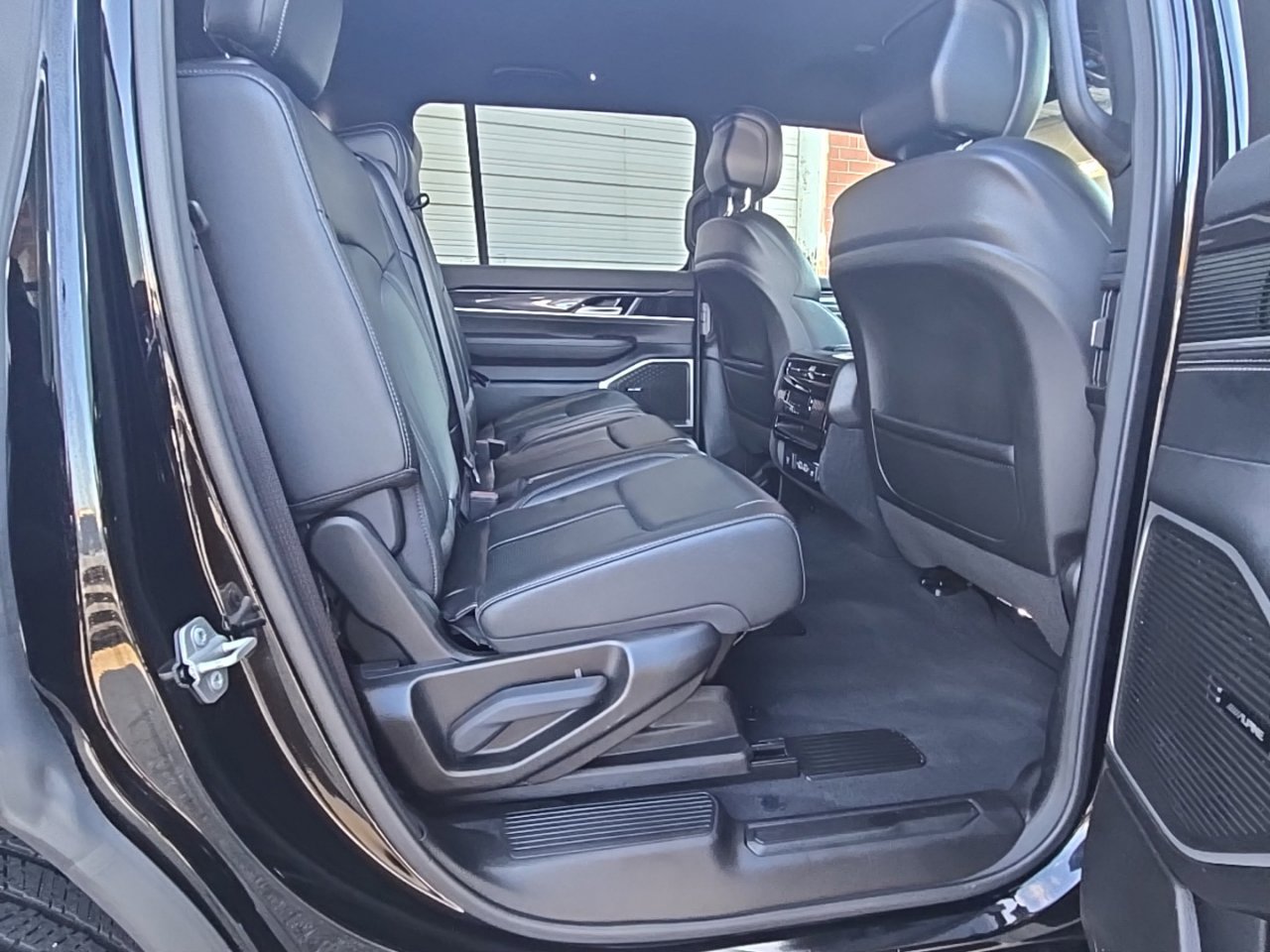 Used 2023 Jeep Wagoneer 4WD image 29