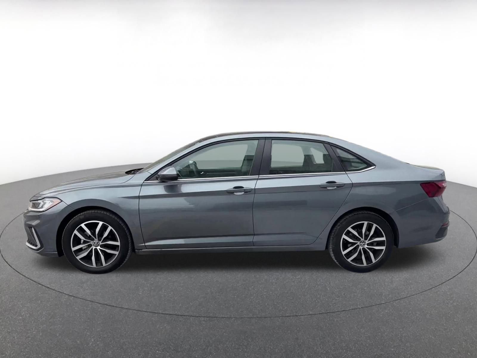 Used 2025 Volkswagen Jetta SE image 9