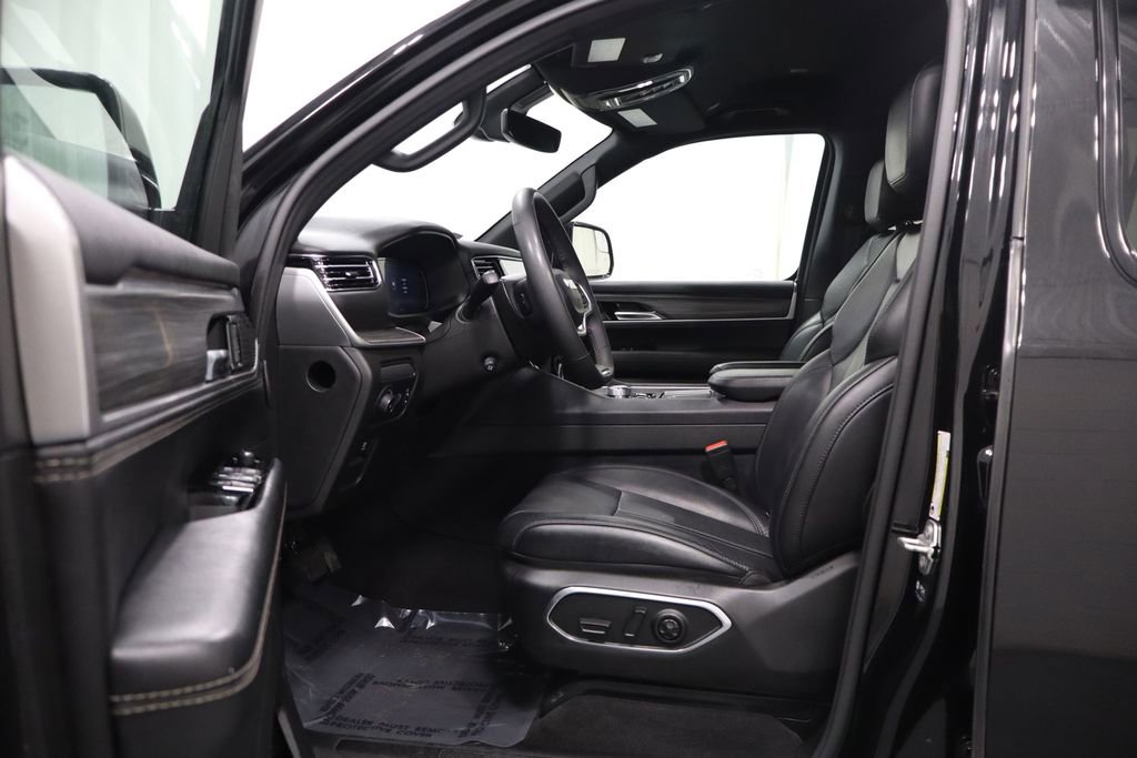 Certified 2024 Jeep Wagoneer L Series II w/ Flexible Seating Group AWD/4WD image 12