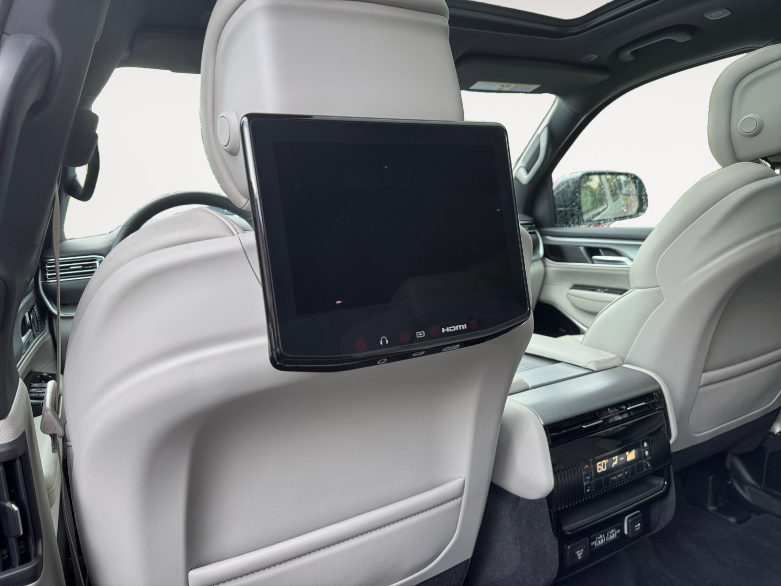 Used 2025 Jeep Wagoneer Series III w/ Premium Group I AWD/4WD image 2
