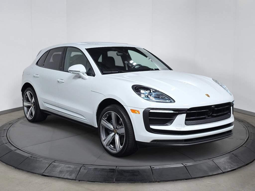 Certified 2025 Porsche Macan AWD/4WD image 9